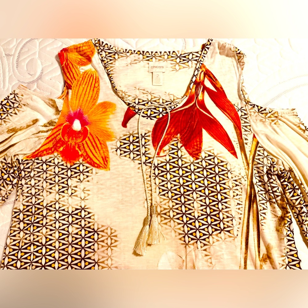 Beautiful Chico’s Ladies Blouse W/ keyhole open shoulders & tie neck Size 2 $22